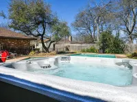 Beautiful Tudor Style home centrally located, and packed with amenities! ベルトンのホテル