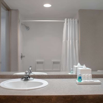 2 張雙人床，可直通泳池，禁煙 卡爾加里市中心華美達酒店優惠