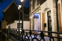 Apartments at Number 10 the Abbey Hotele w: 