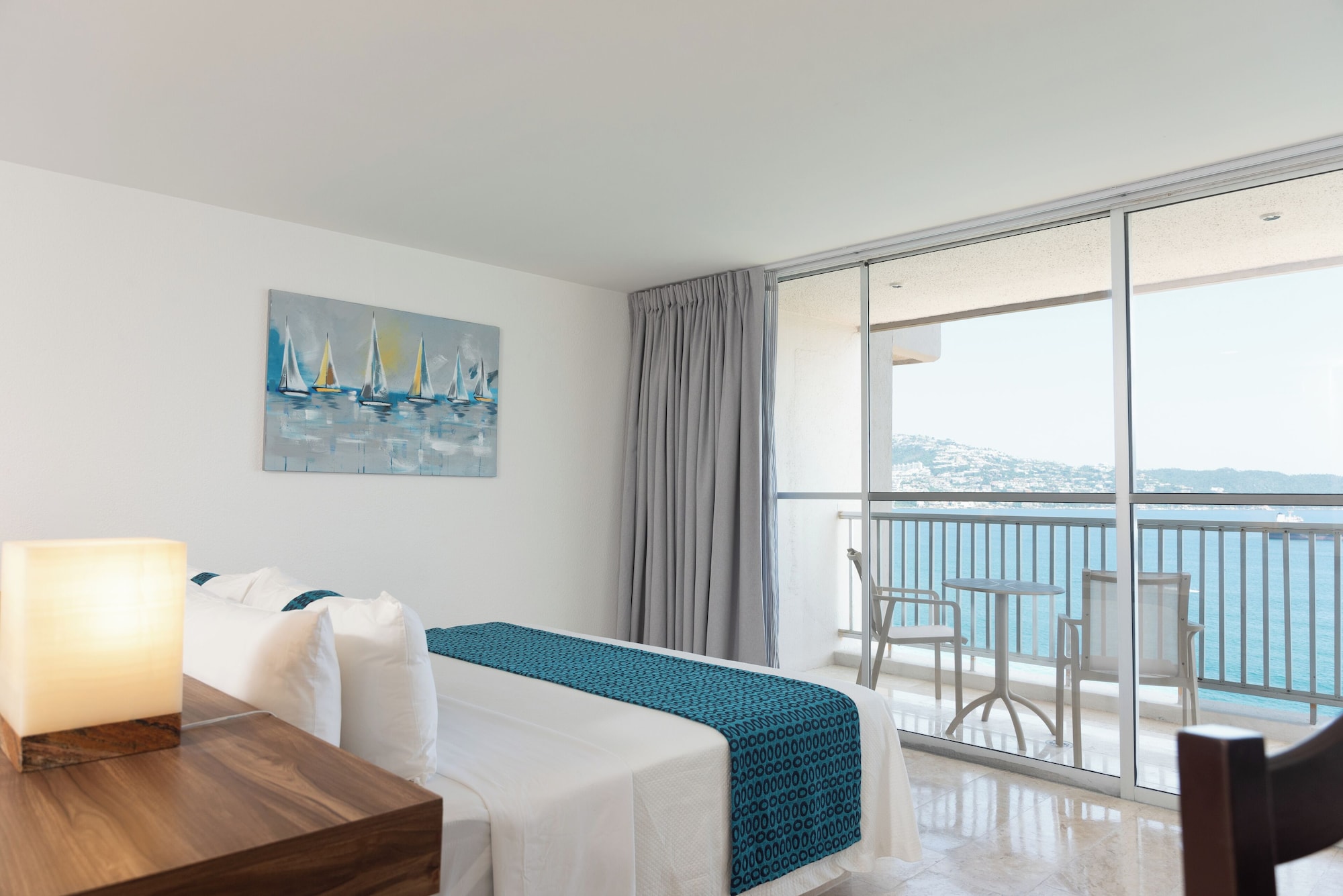 开间套房， 1 张特大床， 部分海景