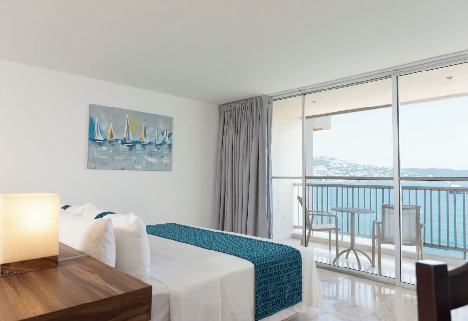 开间套房， 1 张特大床， 部分海景