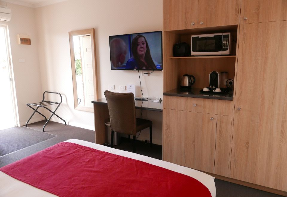 Junction MotelDeluxe Queen Room