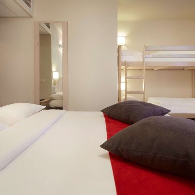 家庭房，配備雙人床和雙層床 法國谷康鉑飯店優惠