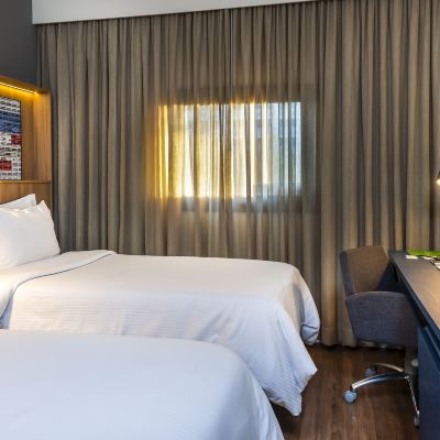 Accessible Twin Room with Roll In Shower 瓜魯由斯機場希爾頓歡朋酒店優惠