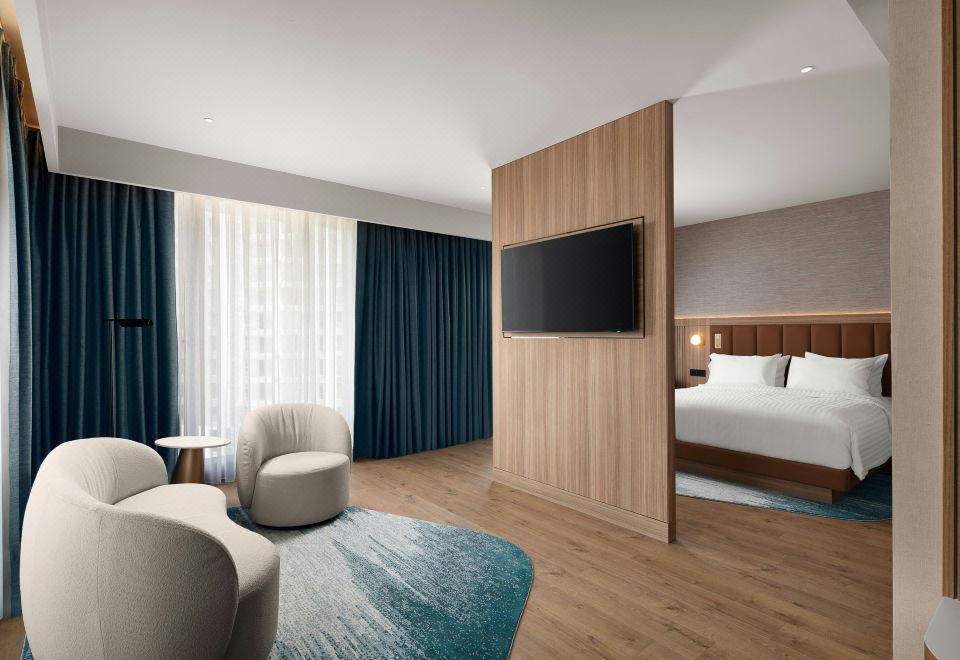 特大床套房带梳化床和城市景观