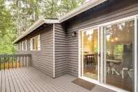 Bremerton Home w/ Fire Pit Near Parks & Museums Hotel di 