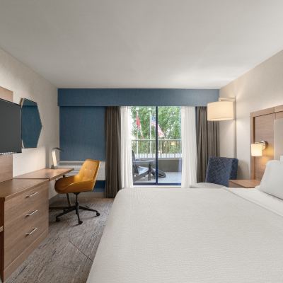 標準特大號床間 - 帶陽台 列治文温哥華機場智選假日酒店優惠