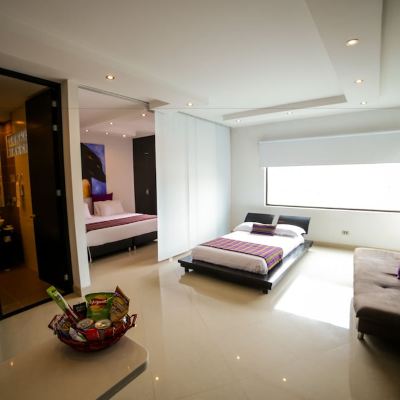 Deluxe Room, Multiple Beds, Private Bathroom