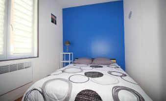 Santorini - Design Apartment in the Heart of Fere