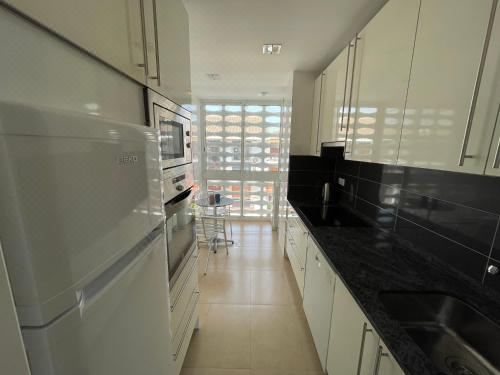 带露台的双卧室海景公寓