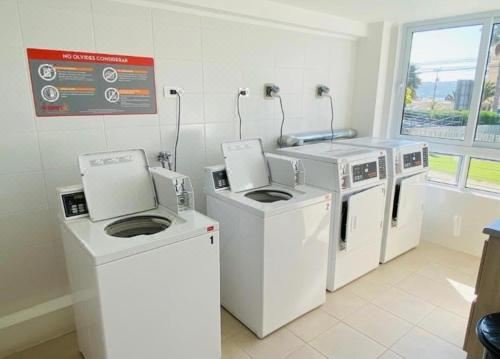 带阳台和海景的两卧室公寓