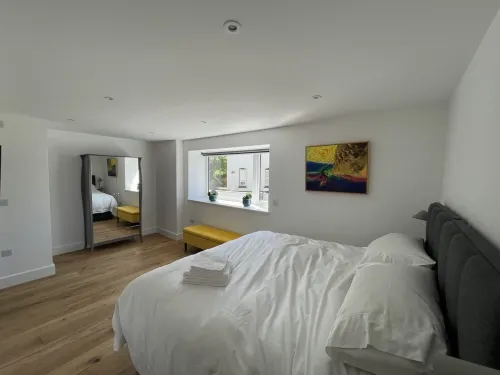 2 Bedroom Canalside Apartment in Bude, Walking Distance to Sandy Beach and Town