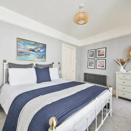Charming Three Story Townhouse footsteps away from the historic harbour. Отели в г. Лоо