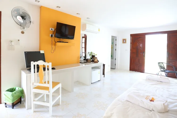 คอมฟอร์ทบังกะโล, เตียงควีนไซส์ 1 เตียง, ระเบียง, ริมทะเลสาบ