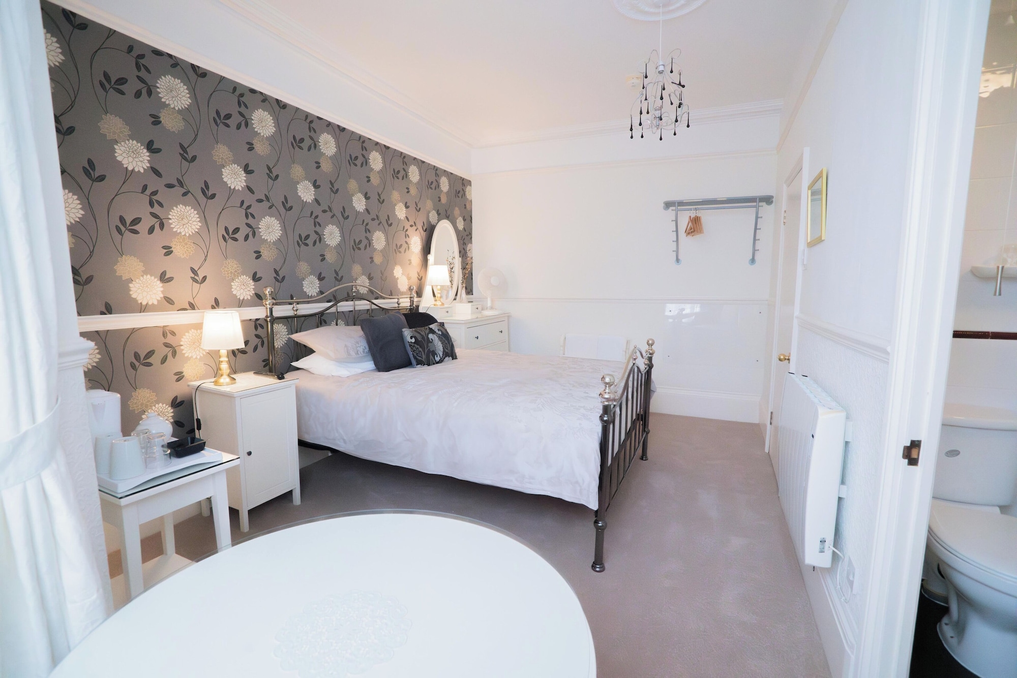 带独立衞浴的双人房（2号大床房）