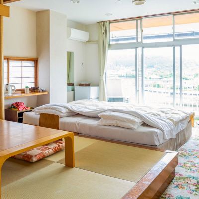 Non-Smkg Jpn-Western King Bed-Lake Vw 大自然の静寂と天然自噴温泉を愉しむ湯宿　亀山温泉ホテル クーポン