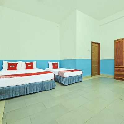 Bilik Bertiga Standard Kupon OYO 90441 Cz Traveler's Hotel