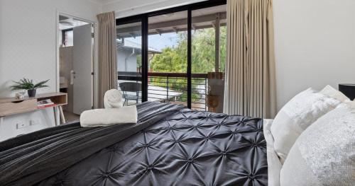 Forest Edge Villa - Family Friendly - Walk to Town Three-Bedroom Premium Apartment With Balcony