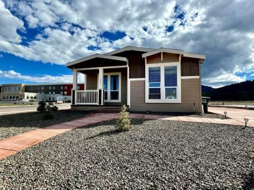 The Grand Getaway at Williams - Family Friendly for up to 8 & Walking Distance to the GC Railway Three-Bedroom House