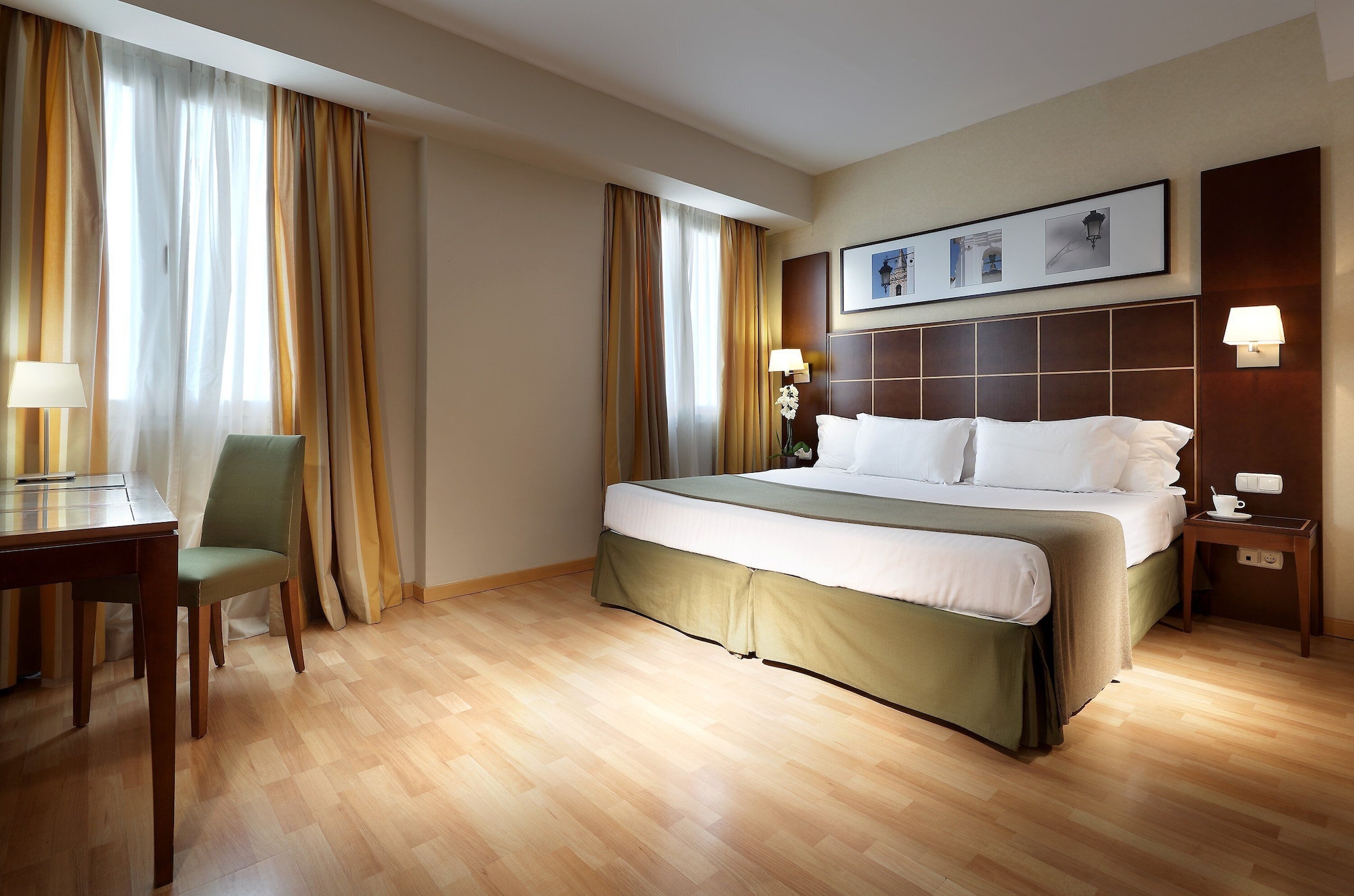 初級房，1張雙人床和1張梳化床