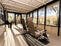 Country Cabin on the Creek in Belton with WiFi, AC ベルトンのホテル