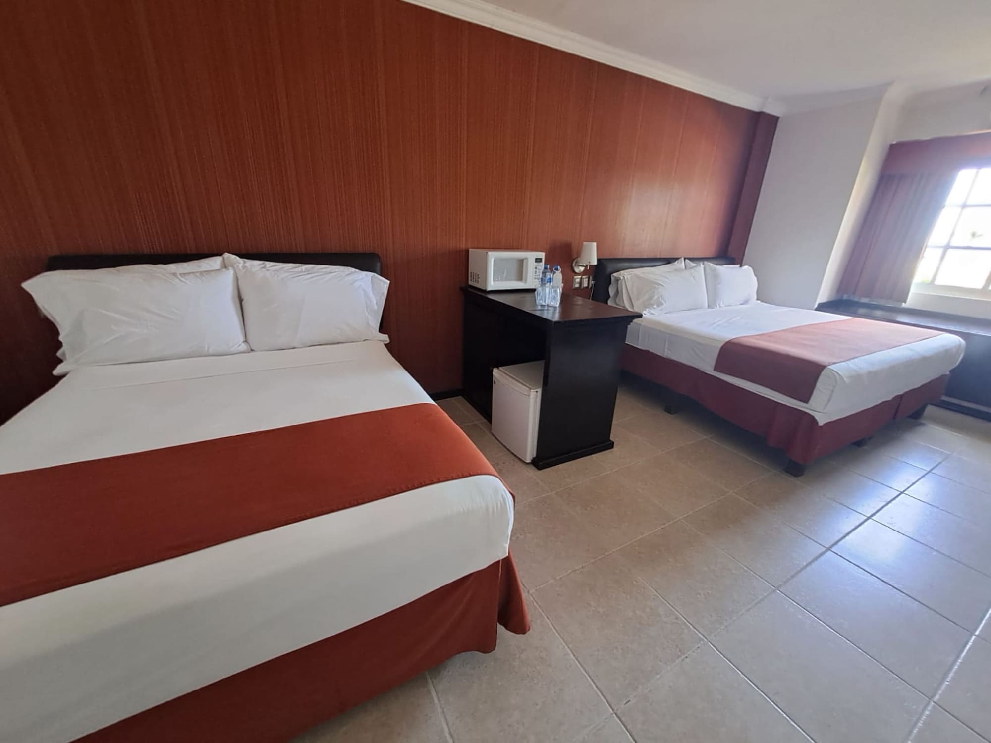 家庭房， 多张床