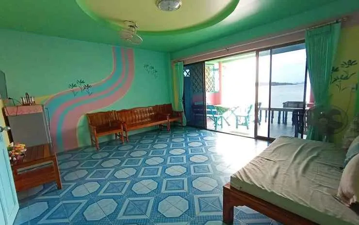 ห้องพักสี่คนพร้อมระเบียงและวิวทะเล