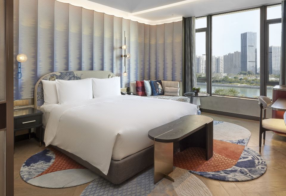 精品湖景大床房