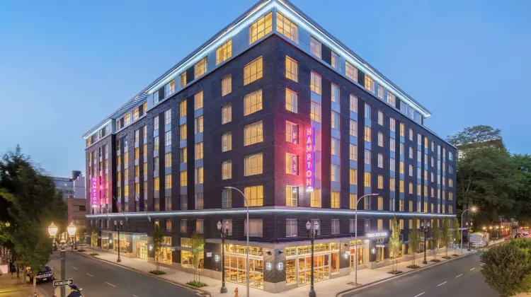 Hampton Inn and Suites by Hilton Portland-Pearl District 外観