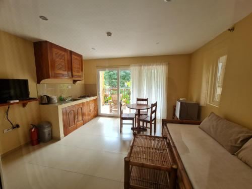 Amor Deluxe Suite with Swimming Pool Access - Hidden Paradise One-Bedroom Apartment