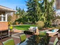 Luxury 4 bd/3ba Family Home near Ocean, Airport,  & Seattle XL yard w/sportcourt ベリアンのホテル