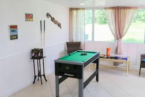 Hotel The 114 House Has Views of Grassy Lake, Leisure & Recreation, Billiards room
