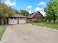 Beautiful Tudor Style home centrally located, and packed with amenities! ベルトンのホテル