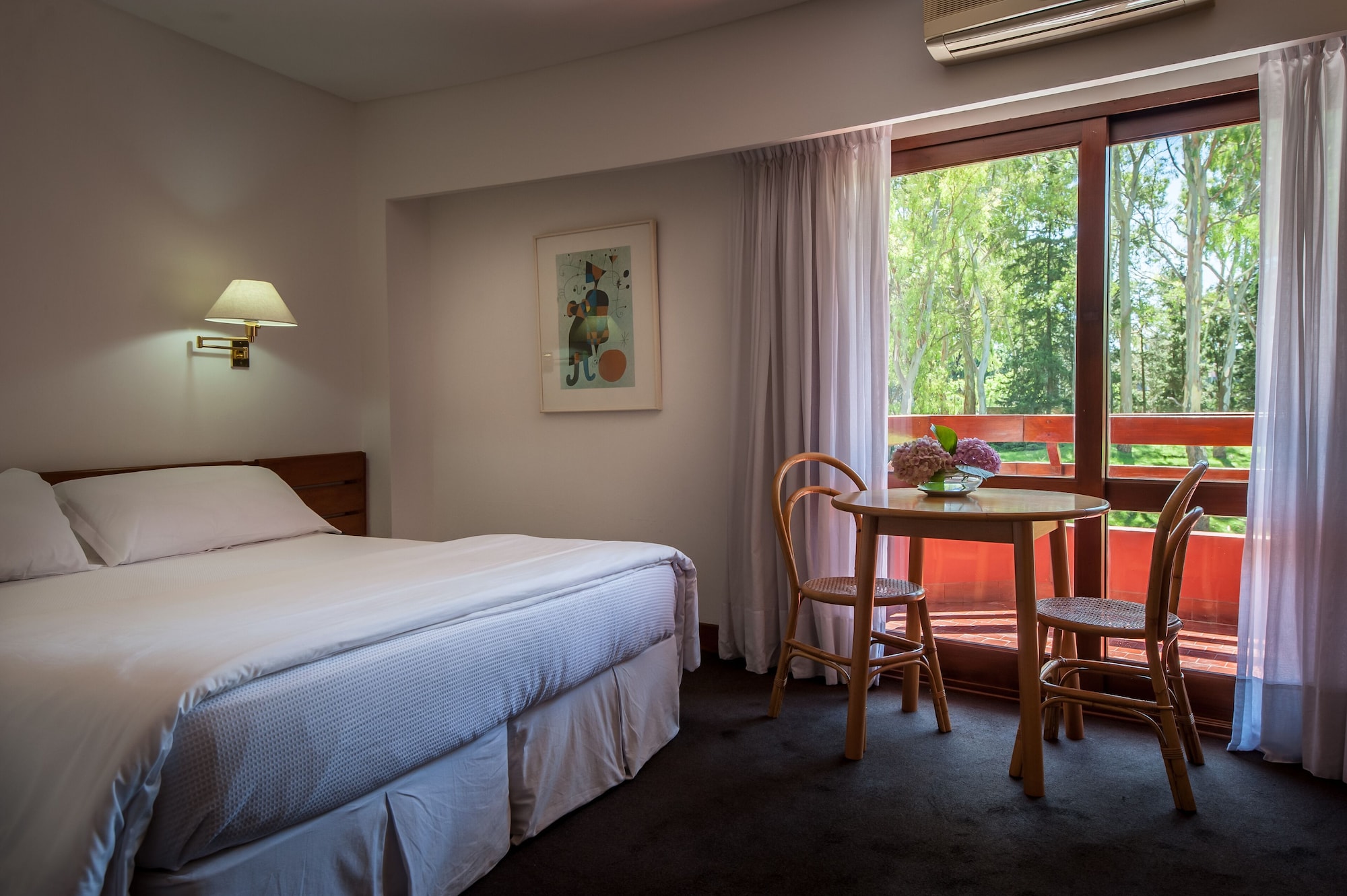 标准双人或双床房，1张特大床，阳台，花园景