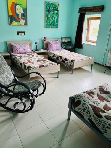 混合宿舍房中的单人床位