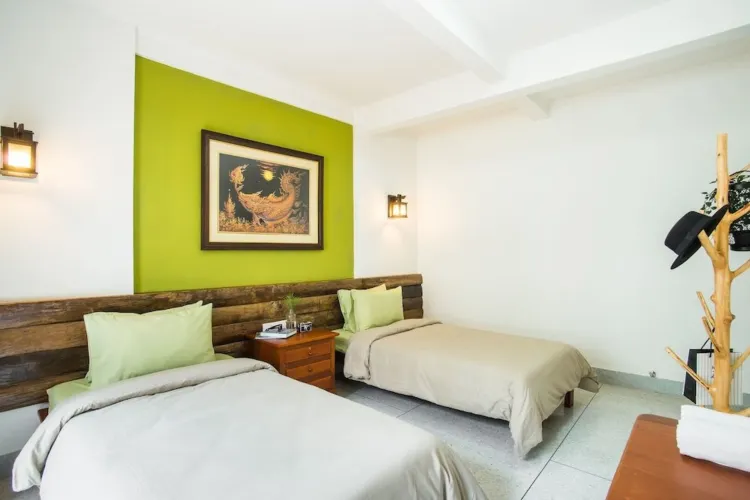 ห้องเตียงแฝดพร้อมห้องน้ำรวม ไม่มีหน้าต่าง