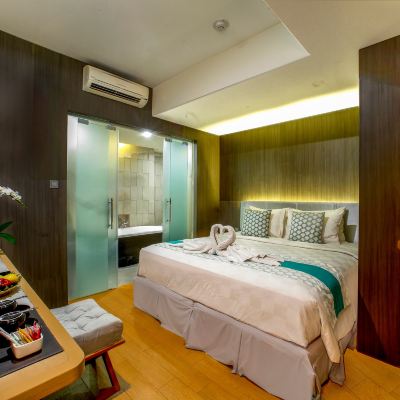 Junior Suite Non smoking Bedrock Hotel Kuta Promo Code