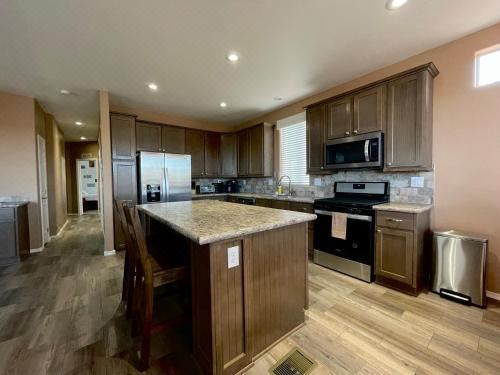 The Grand Getaway at Williams - Family Friendly for up to 8 & Walking Distance to the GC Railway Three-Bedroom House