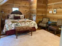 Tranquil retreat  on 16 acres sleeps 10 guests. Hotels in Izard County
