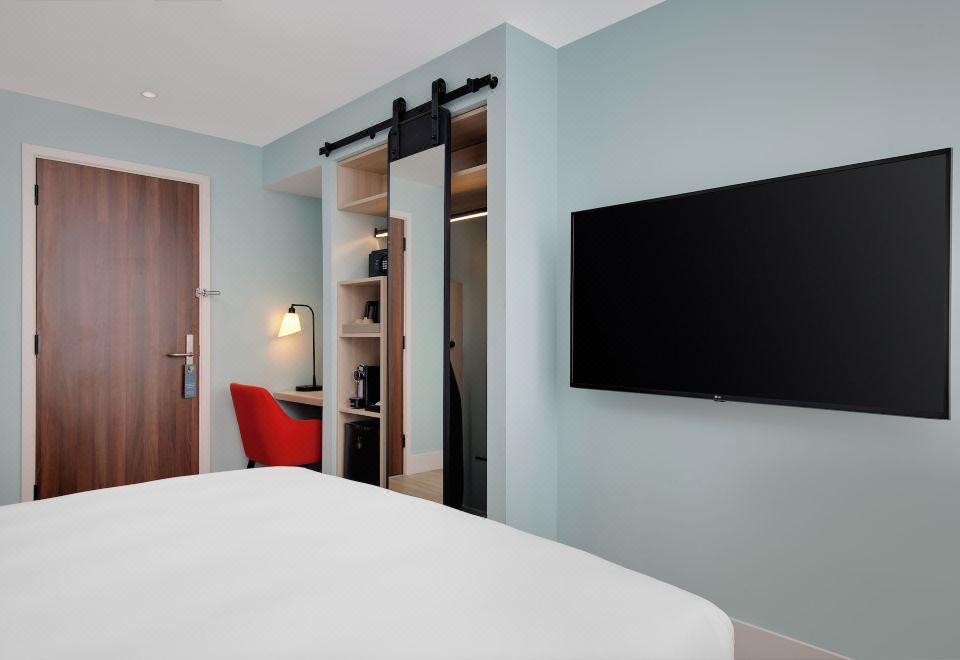 Hyatt Place London City EastPremium King Room With Balcony