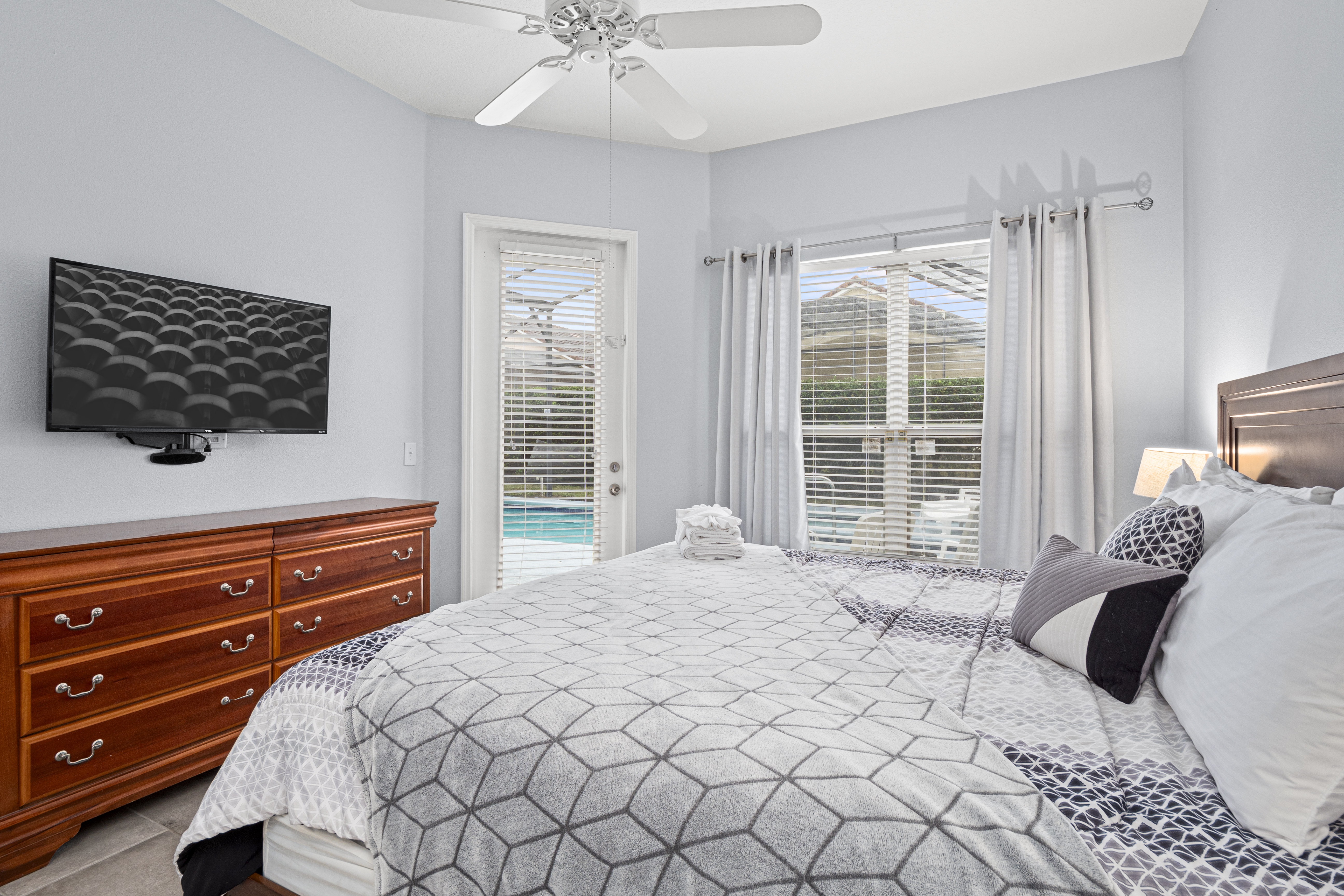 迷人的游泳池和水疗中心以及宽敞的生活空间-精致的别墅避风港