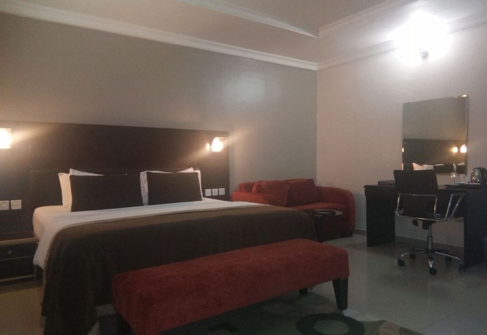 皇家双人房， 1 张大床， 无烟房， 泳池景观