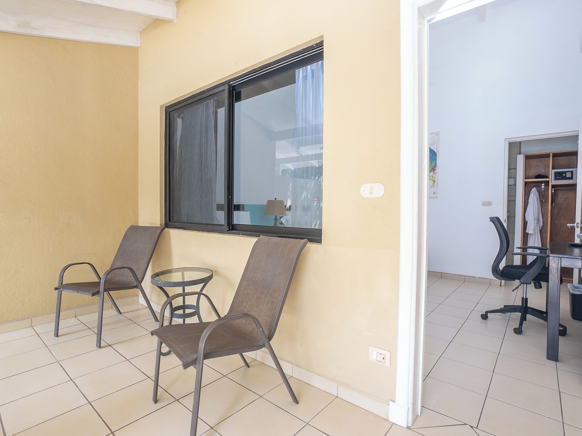 标准单人房， 1 张特大床， 无烟房