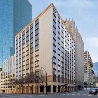 Embassy Suites by Hilton Fort Worth Downtown Hotel dekat Bukit Thistle