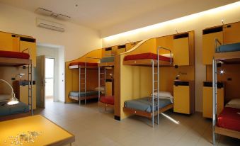 Seven Hostel & Rooms