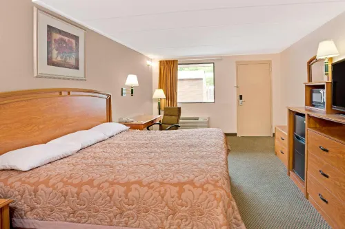 Super 8 by Wyndham Laurel