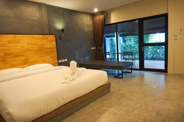 ห้องเตียงใหญ่ พร้อมวิวสวน