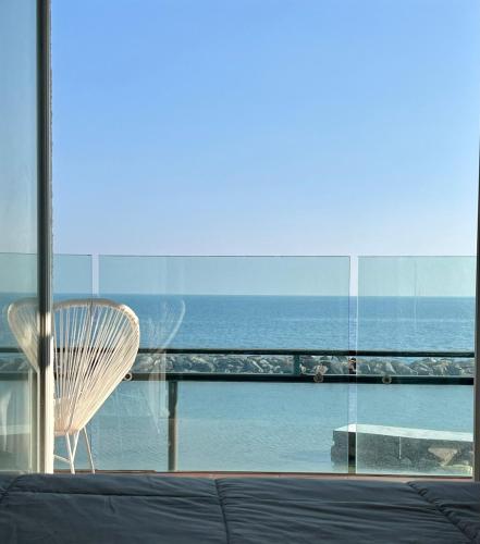 带阳台和海景的豪华双人房