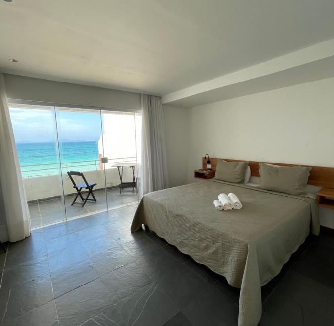 带阳台的小型套房