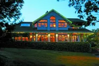 Spinnakers Brewpub & Guesthouses
